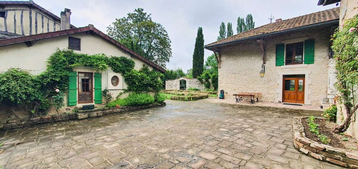 Maison à SOMMEVOIRE