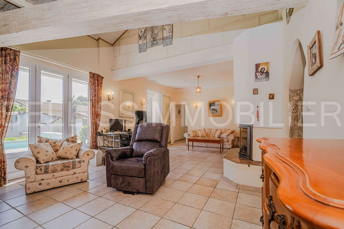 Maison à FONTVIEILLE