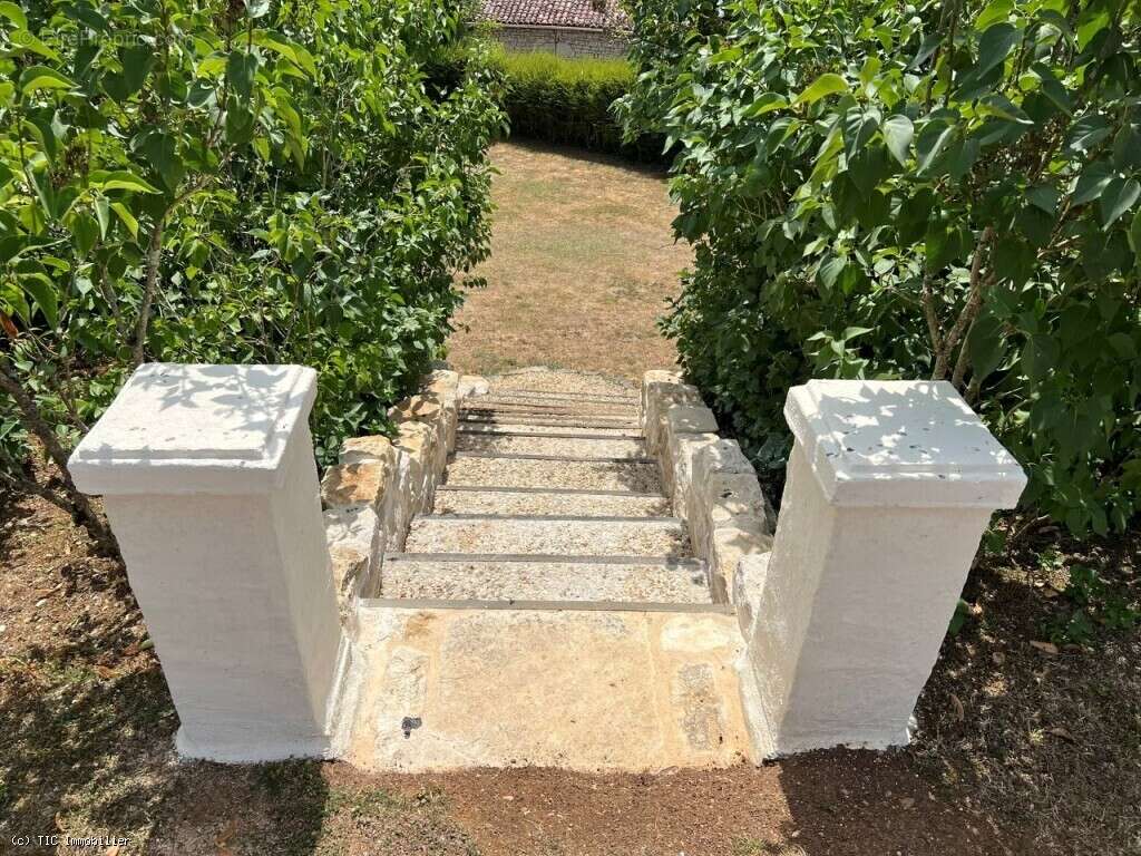 Maison à NANTEUIL-EN-VALLEE