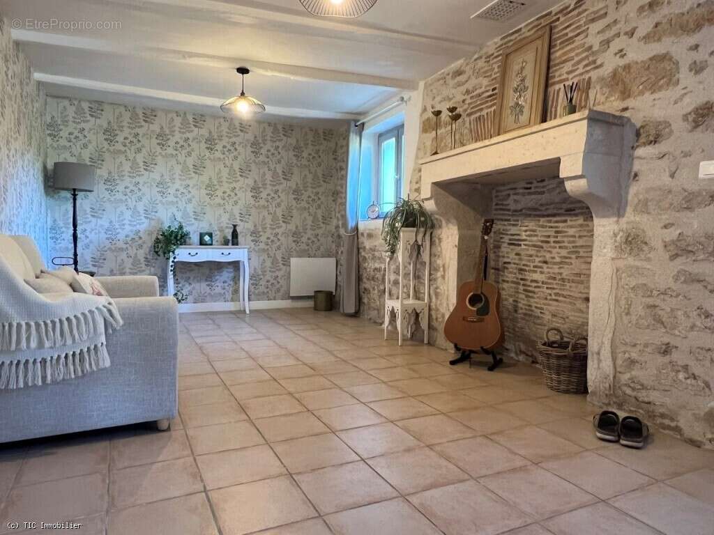 Maison à NANTEUIL-EN-VALLEE