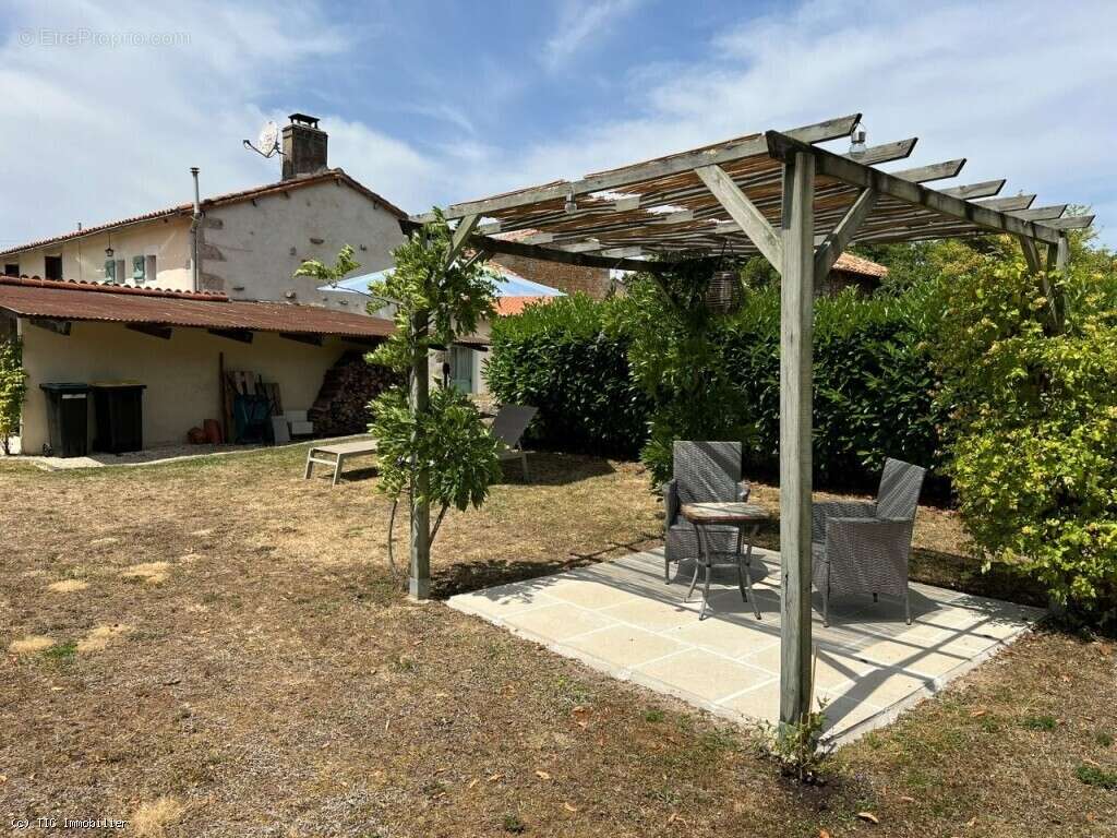 Maison à NANTEUIL-EN-VALLEE