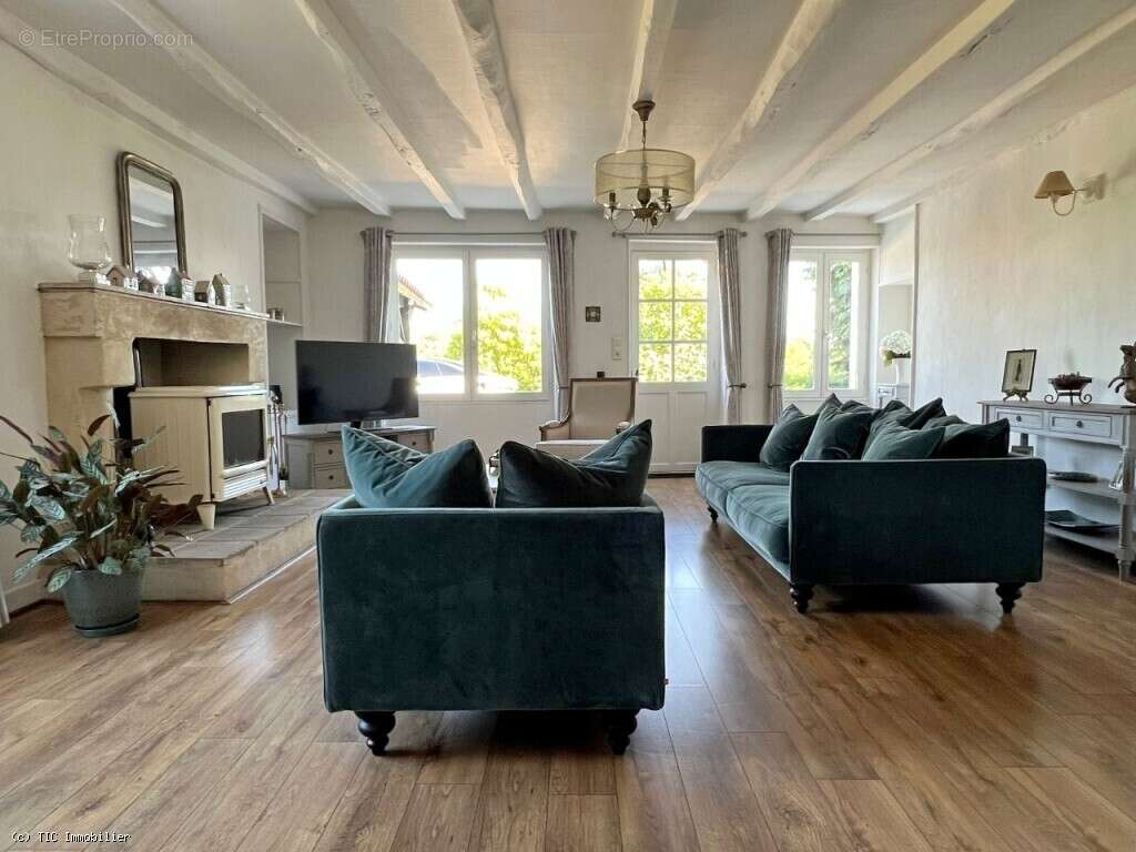 Maison à NANTEUIL-EN-VALLEE