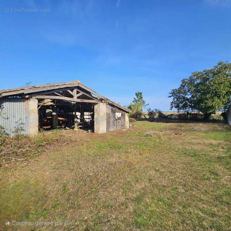 Terrain à CHAMPAGNE-LES-MARAIS