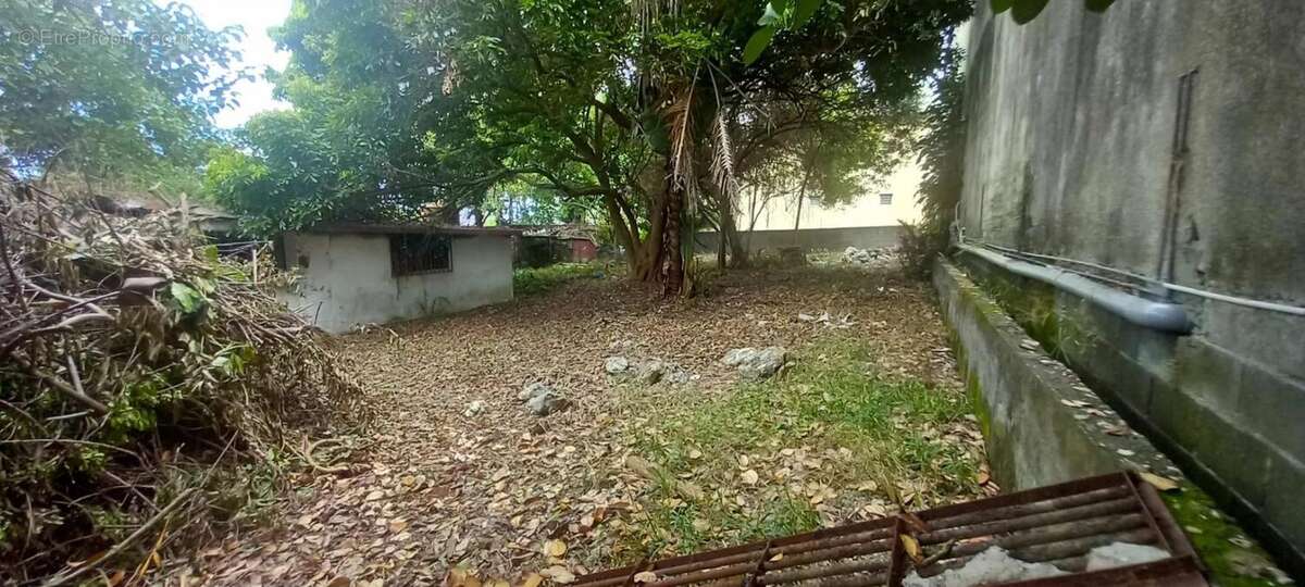 Terrain à SAINT-PIERRE