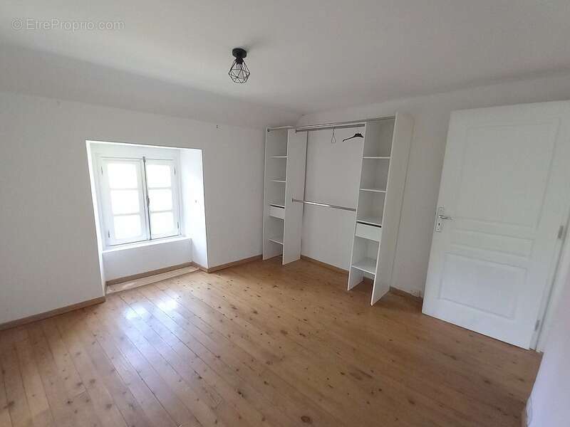 Maison à SAINT-PIERRE-SUR-ERVE