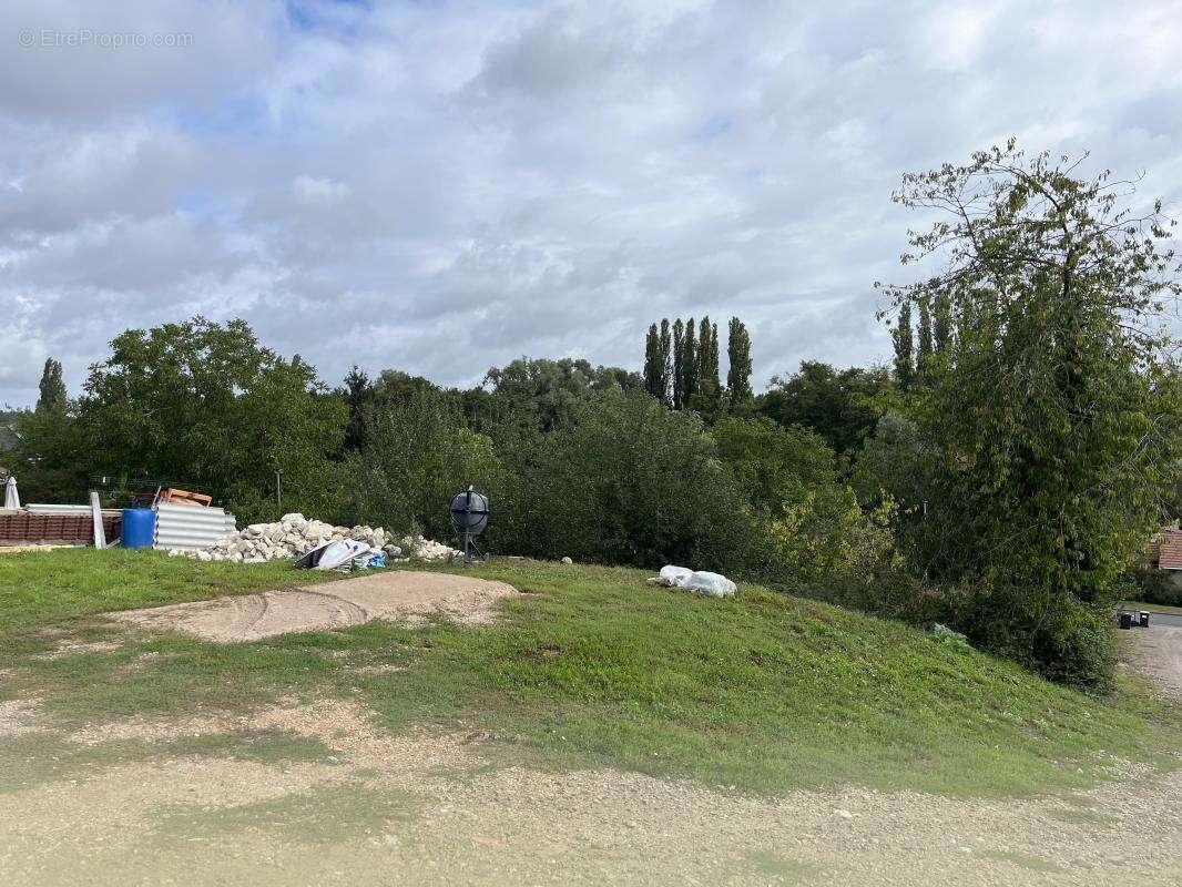 Terrain à COULANGES-LES-NEVERS