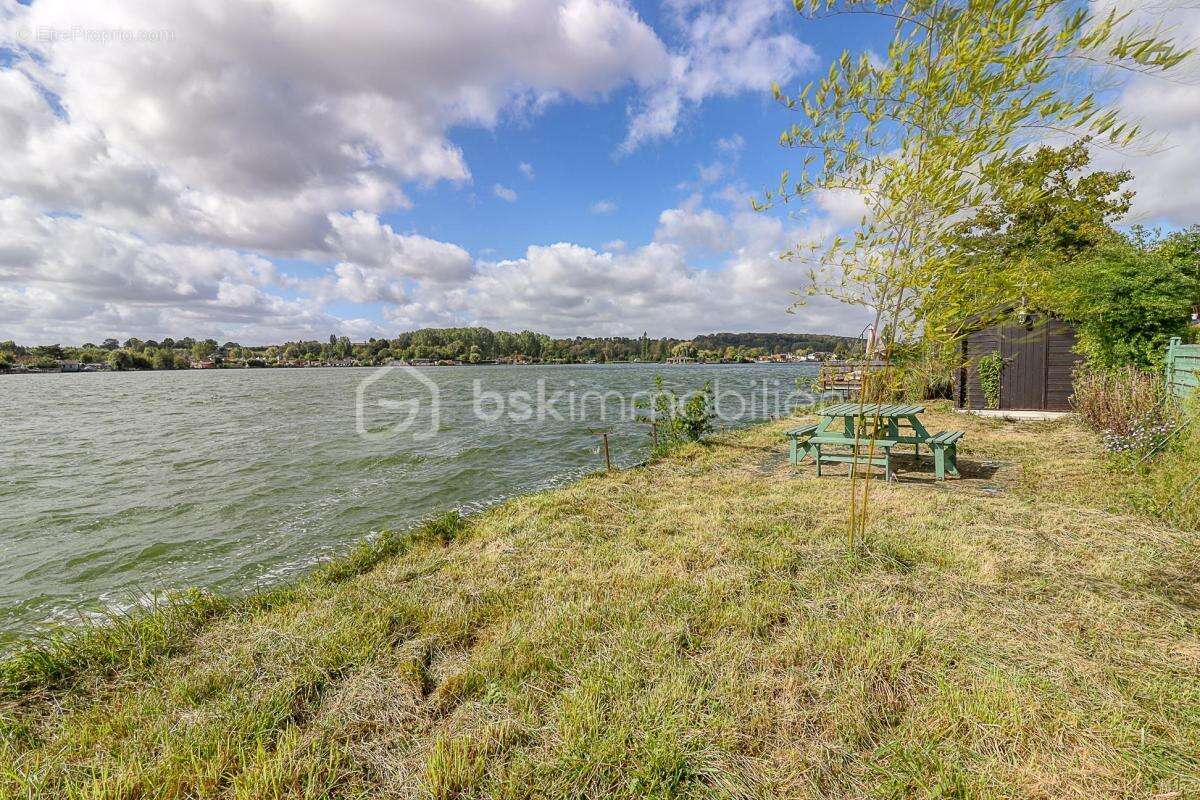 Terrain à MILLY-SUR-THERAIN