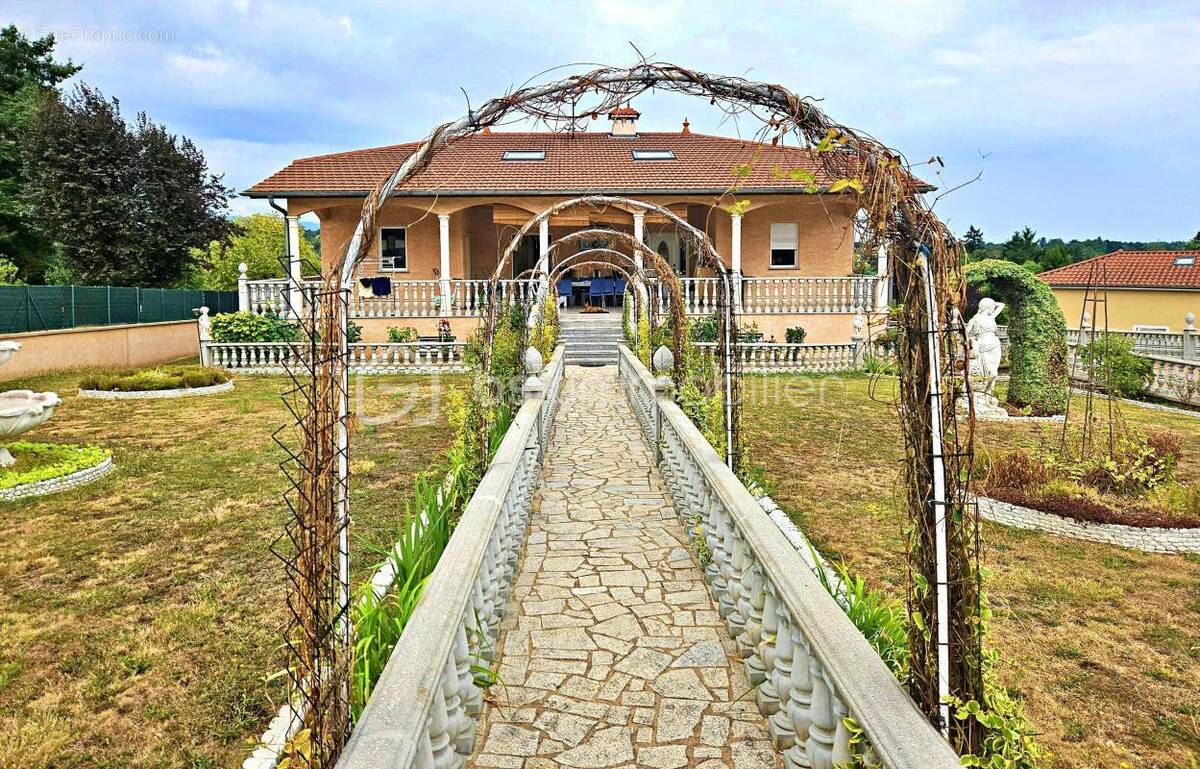 Maison à COMMELLE-VERNAY