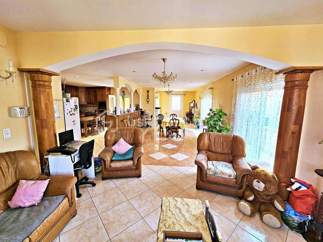 Maison à COMMELLE-VERNAY