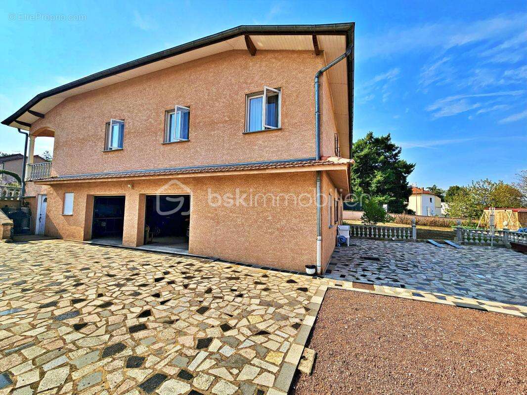 Maison à COMMELLE-VERNAY