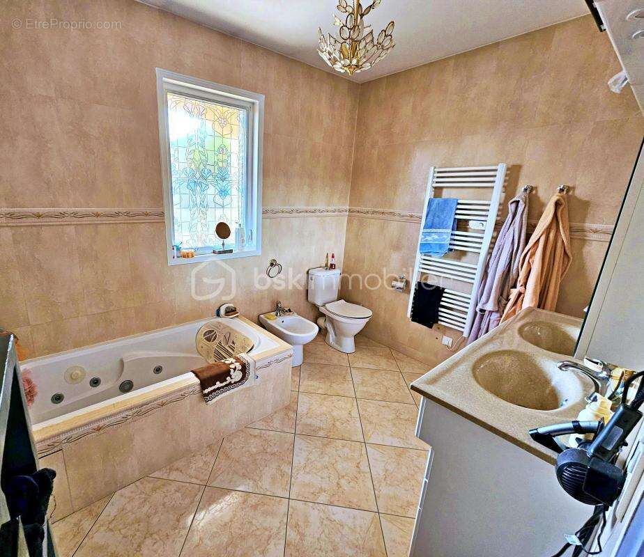 Maison à COMMELLE-VERNAY