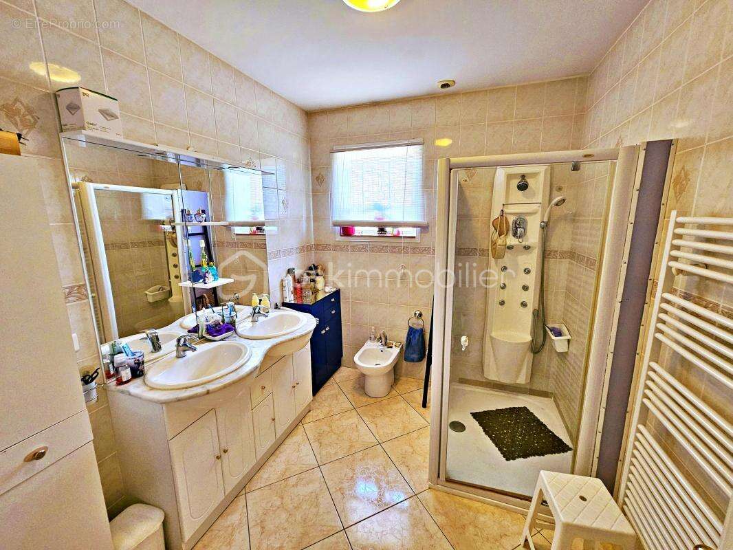 Maison à COMMELLE-VERNAY