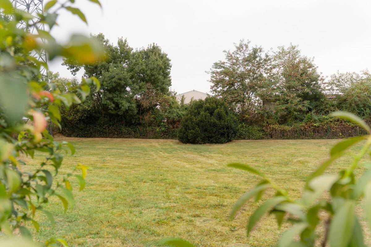 Terrain à AUBIE-ET-ESPESSAS