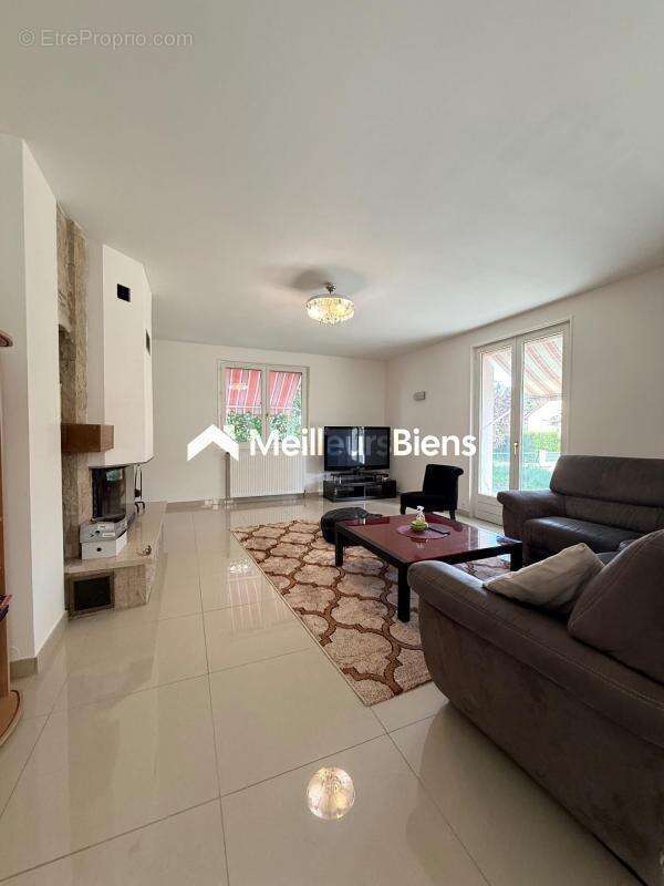 Maison à VAIVRE-ET-MONTOILLE