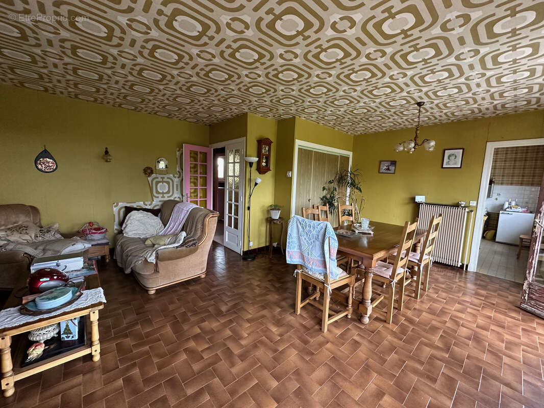 Maison à SAINT-GERMAIN-LESPINASSE