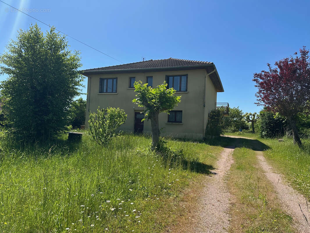 Maison à SAINT-GERMAIN-LESPINASSE