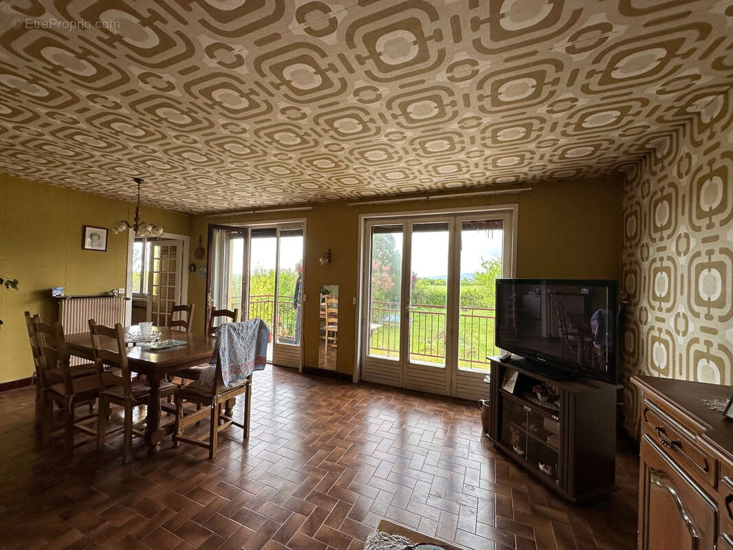 Maison à SAINT-GERMAIN-LESPINASSE