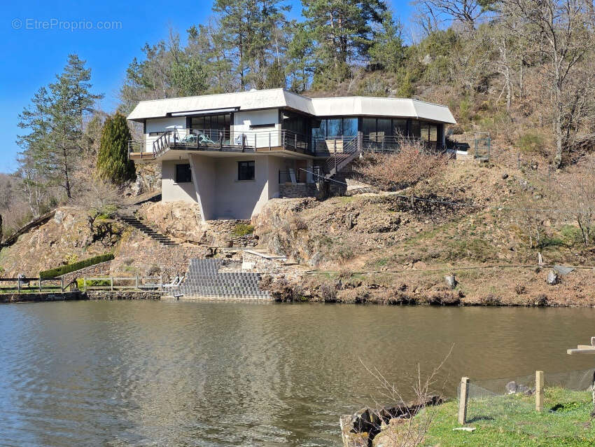 Maison à CHAPDES-BEAUFORT