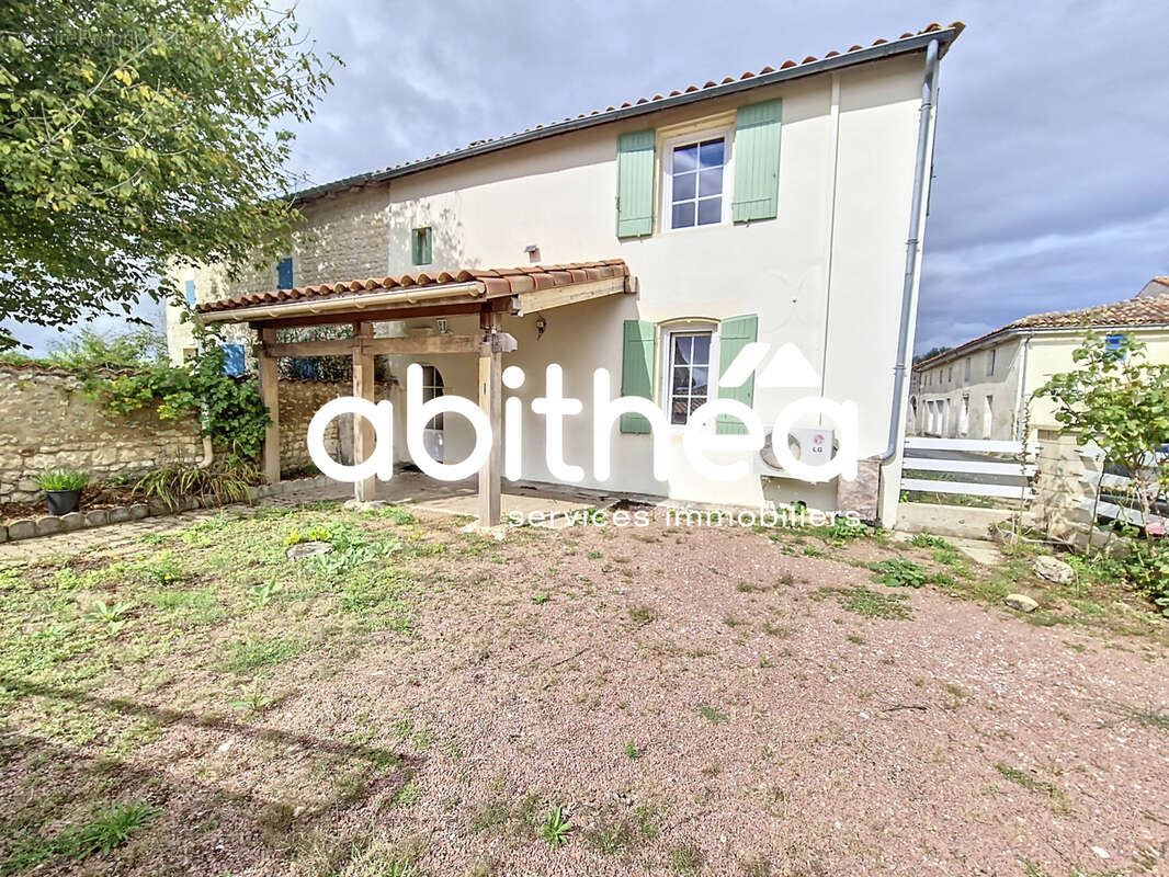 Maison à SAINT-GENIS-DE-SAINTONGE