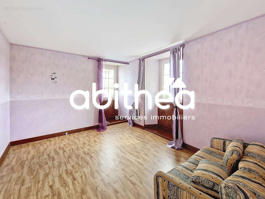 Maison à SAINT-GENIS-DE-SAINTONGE