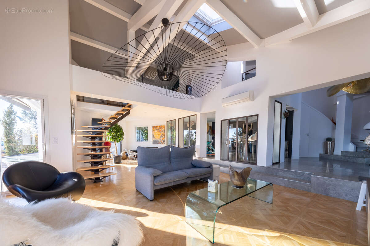 Maison à SAINT-PRIEST-EN-JAREZ