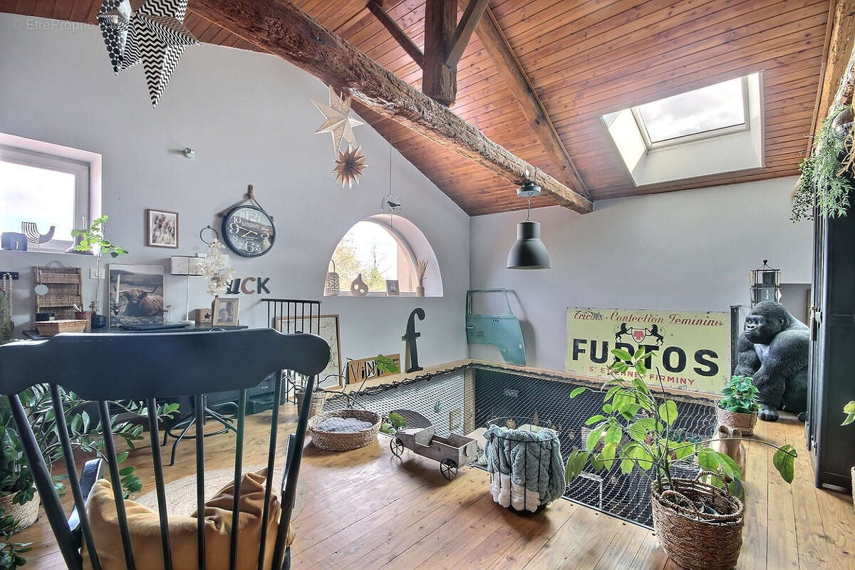 Maison à SAINT-ROMAIN-LE-PUY