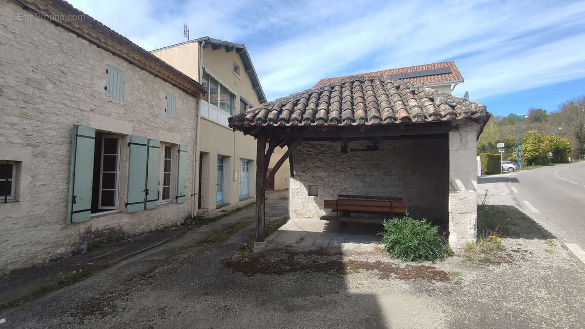 Maison à MONTAIGU-DE-QUERCY