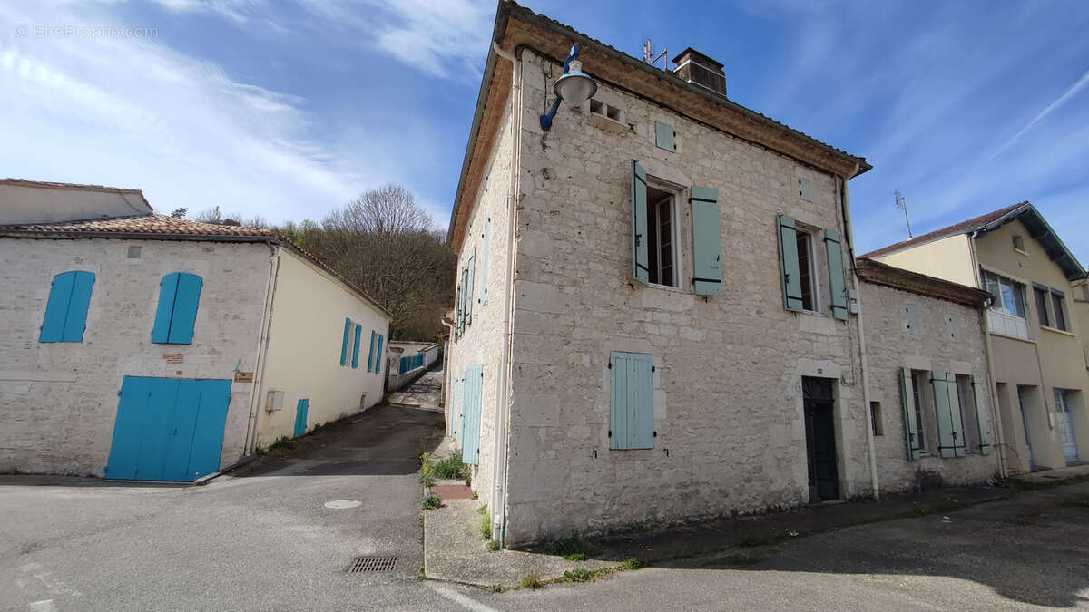 Maison à MONTAIGU-DE-QUERCY