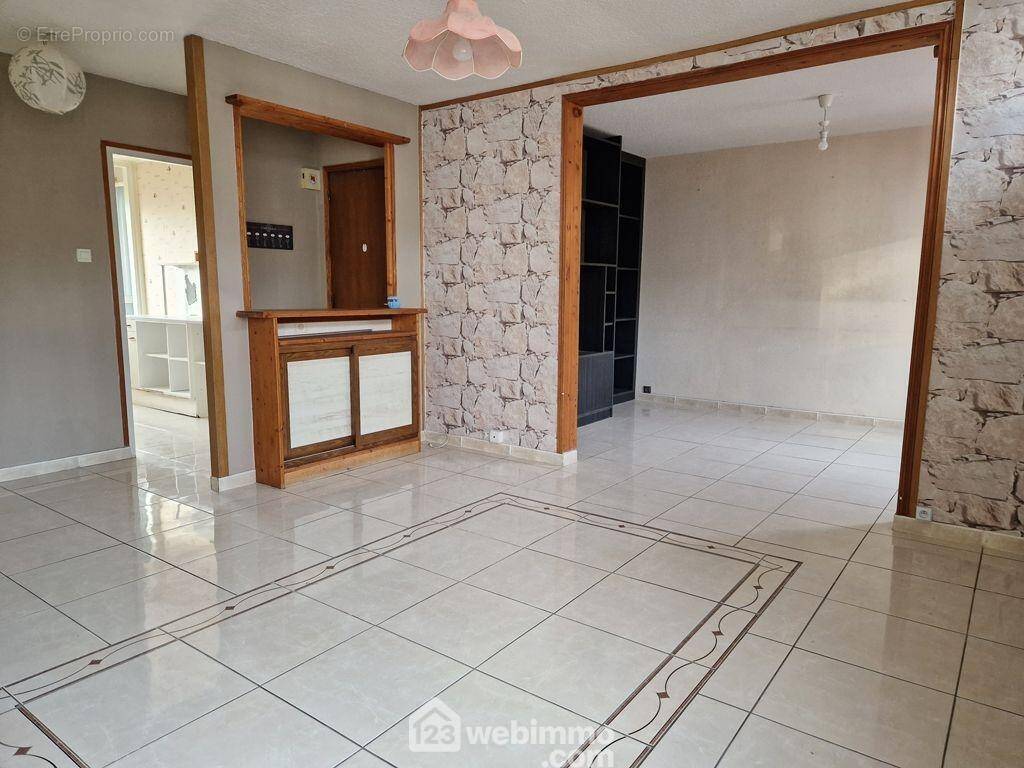 Sa pièce de vie lumineuse de 33m² est séparée en deux espaces. - Appartement à ALBERTVILLE