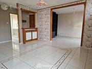 Sa pièce de vie lumineuse de 33m² est séparée en deux espaces. - Appartement à ALBERTVILLE