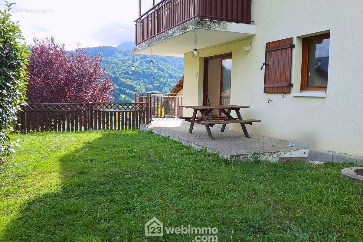 Cette pièce offre l&#039;accès à une terrasse et à un jardin privatif d?environ 180 m², parfait pour profiter des journées ensoleillées. - Appartement à UGINE