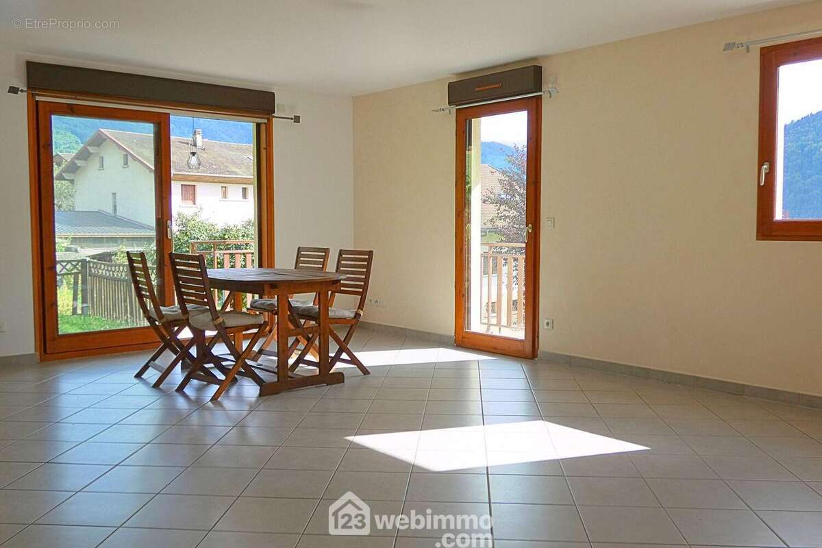 Ici la lumineuse pièce de vie de 30 m²... - Appartement à UGINE