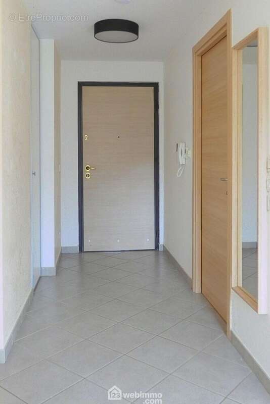 Le hall d&#039;entrée dessert les différents espaces - Appartement à UGINE