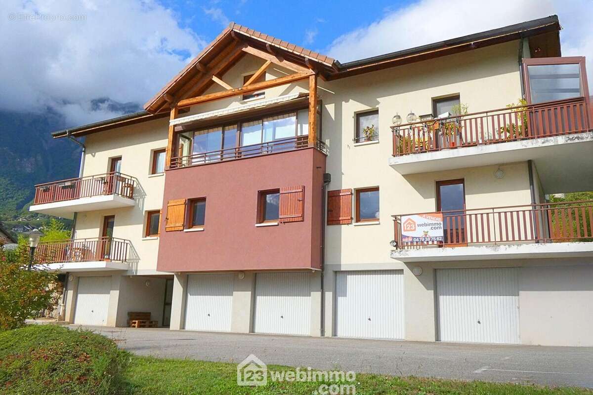 Situé dans une petite copropriété bien exposée et très recherchée d?Ugine, découvrez cet agréable appartement T3 de 70 m² - Appartement à UGINE