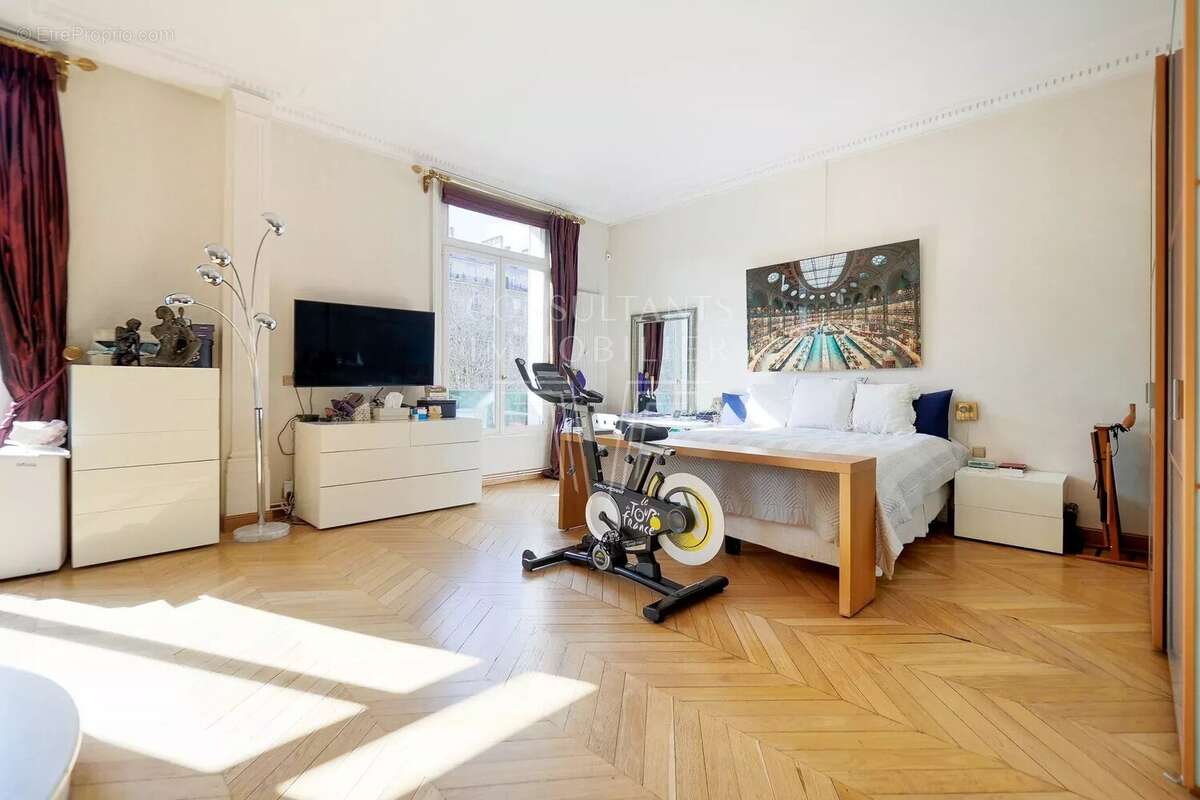 Appartement à PARIS-16E