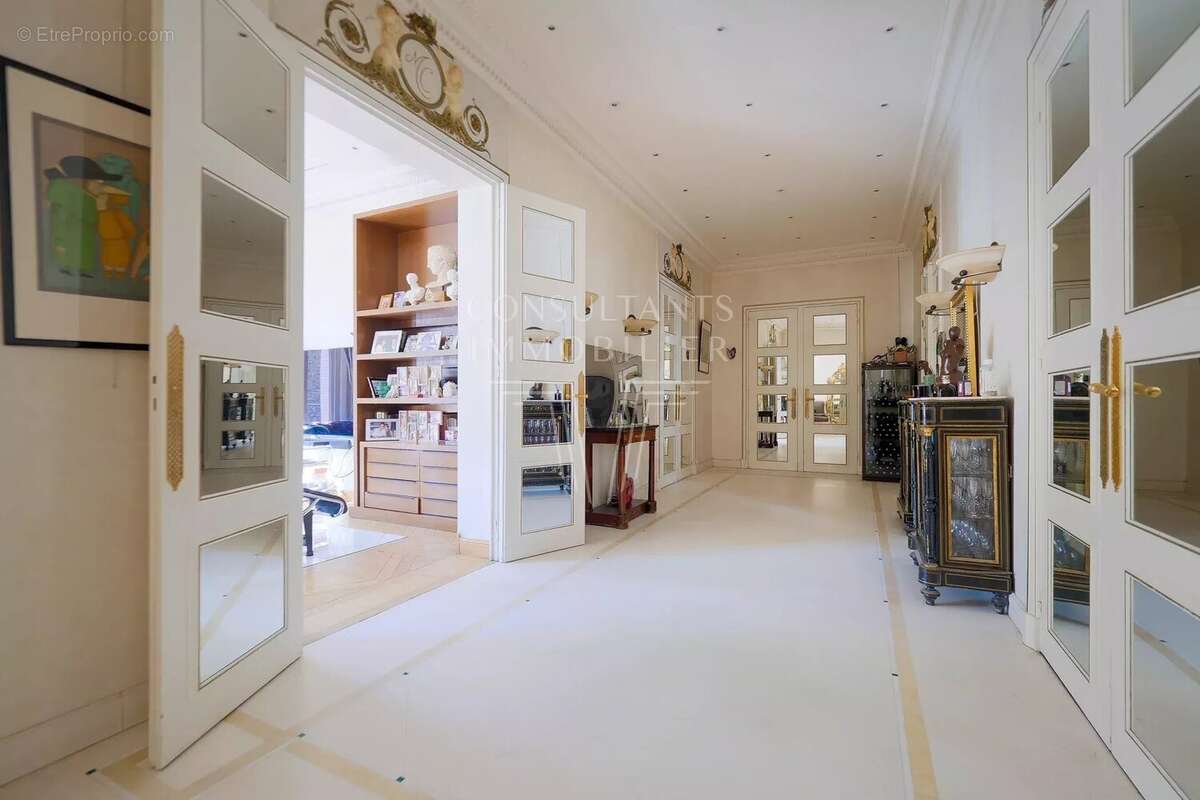 Appartement à PARIS-16E