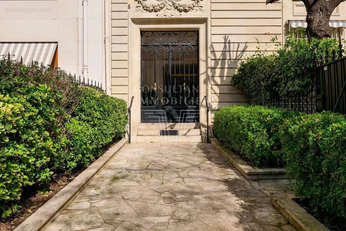 Appartement à PARIS-16E