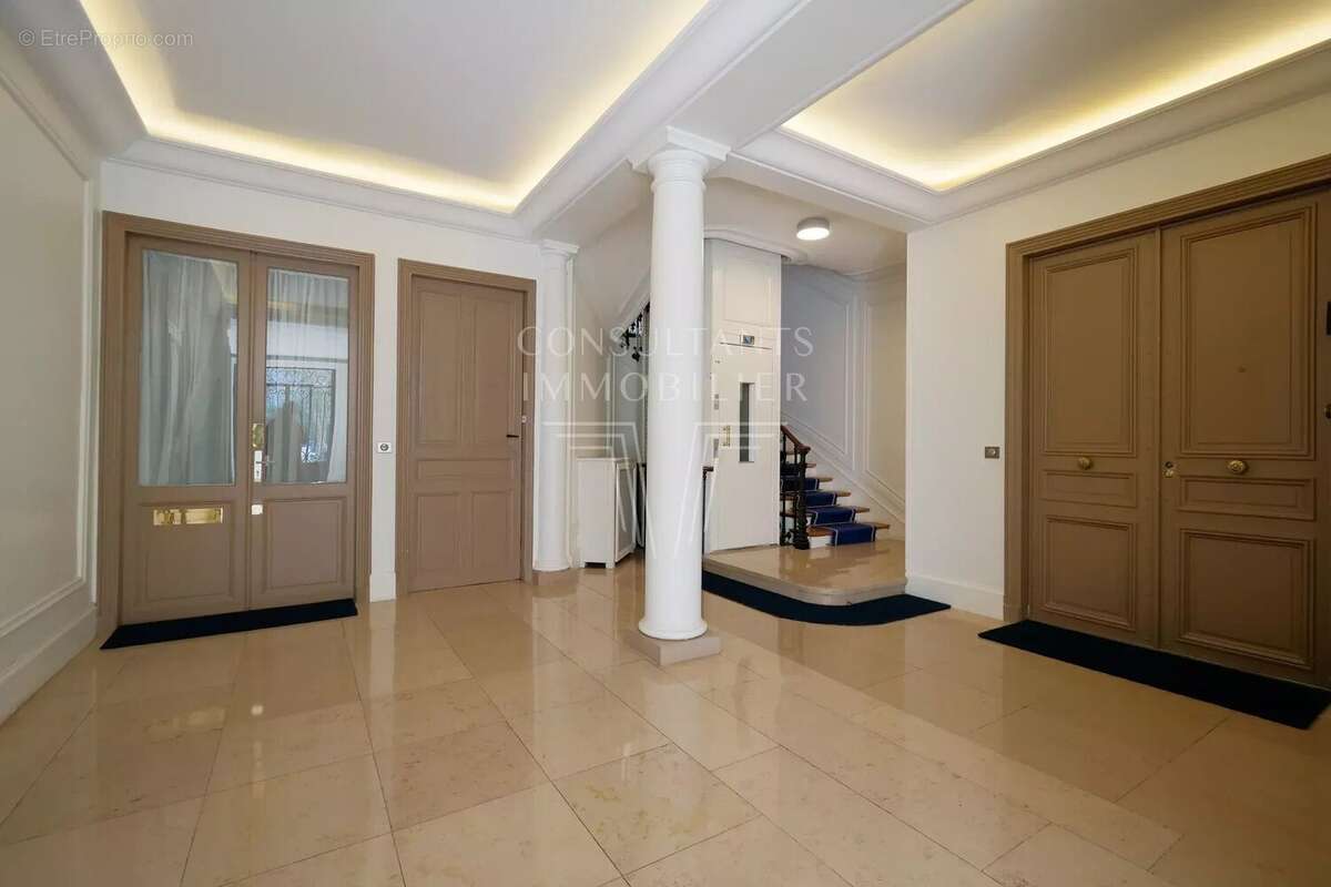 Appartement à PARIS-16E