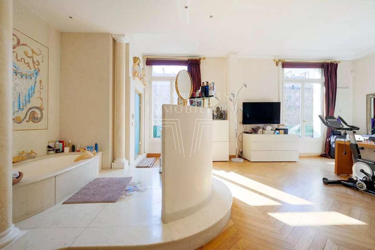 Appartement à PARIS-16E