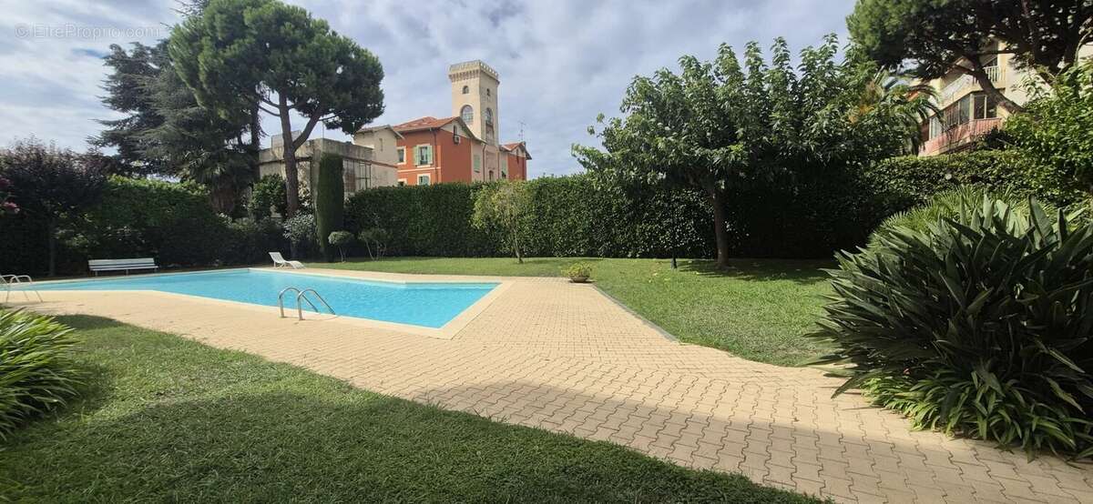 Appartement à SAINT-LAURENT-DU-VAR