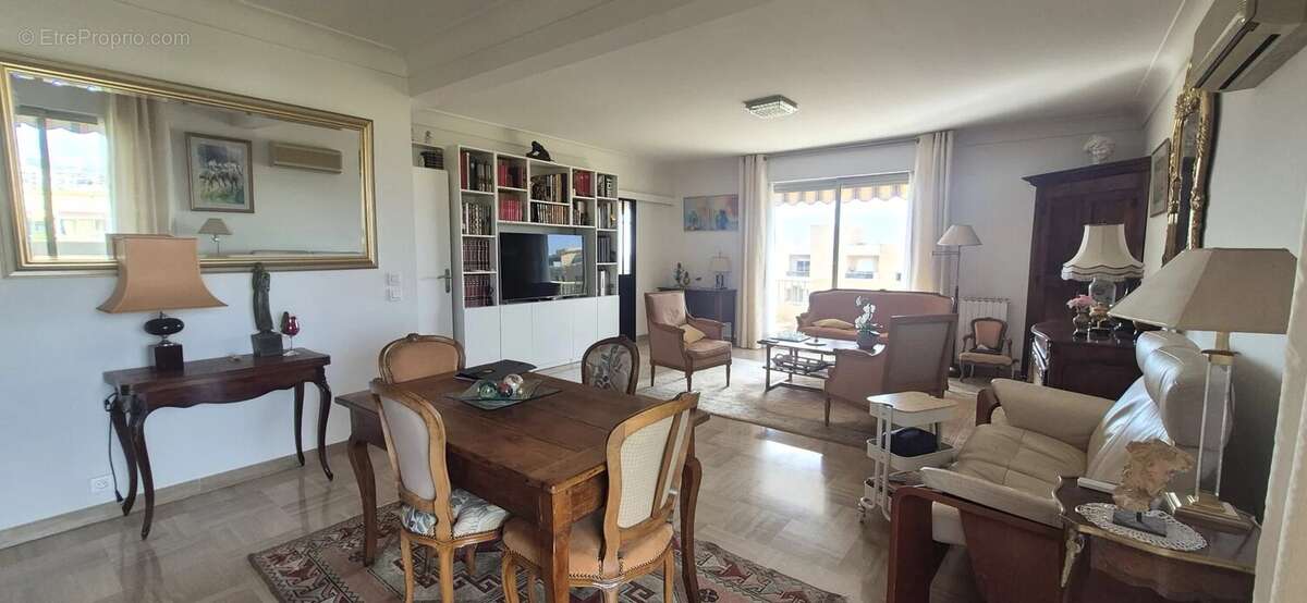 Appartement à SAINT-LAURENT-DU-VAR