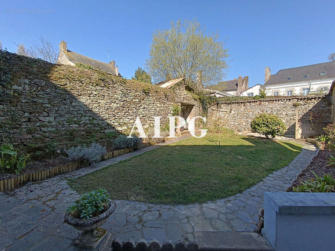 Maison à SAINT-NICOLAS-DU-PELEM