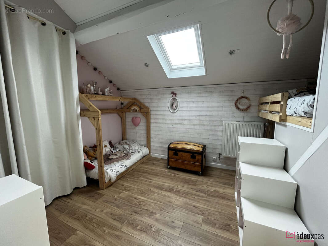 chambre mansardée - Appartement à UNIEUX