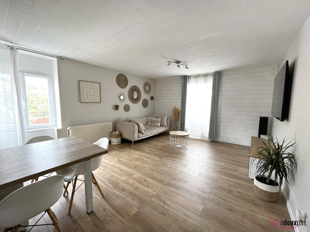 pièce de vie - Appartement à UNIEUX