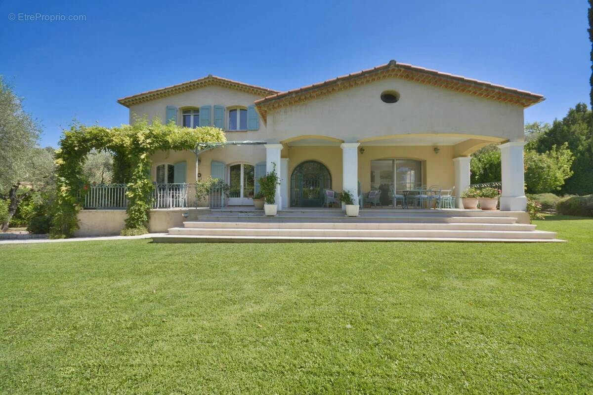 Maison à CHATEAUNEUF-GRASSE