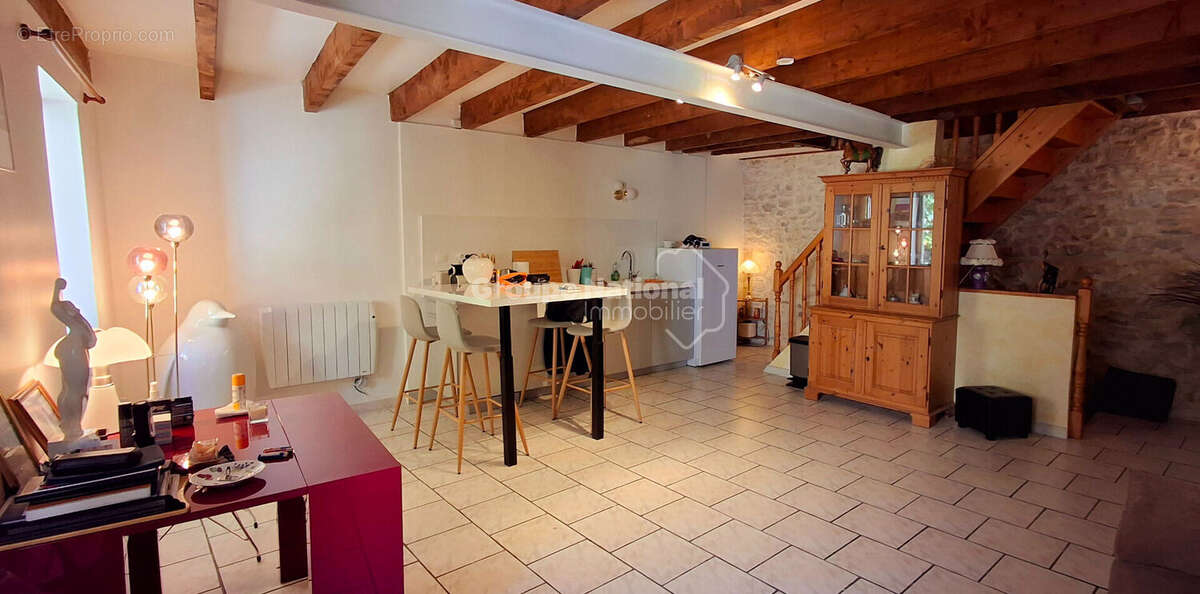 Maison à CRUVIERS-LASCOURS