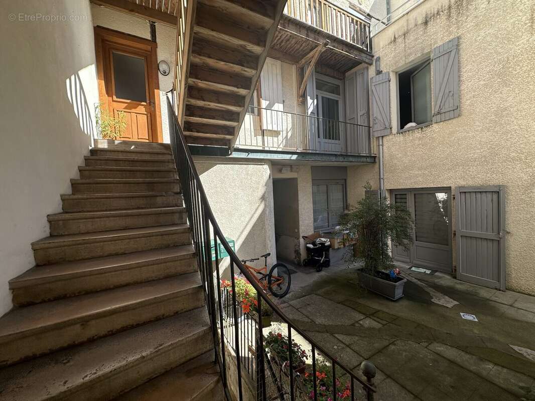 Cour intérieur de l&#039;immeuble - Appartement à BEAUJEU
