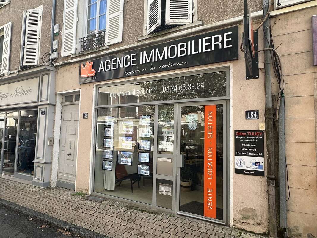 Devanture - commerce - Appartement à BEAUJEU