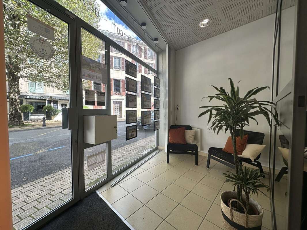 Entrée  - commerce - Appartement à BEAUJEU