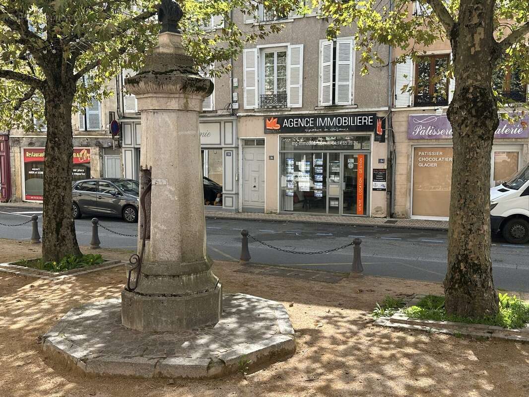 Facade du commerce + T2 - Appartement à BEAUJEU